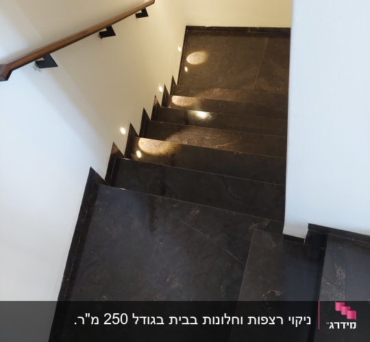 מדרגות נקיות עם תאורה בצדדים